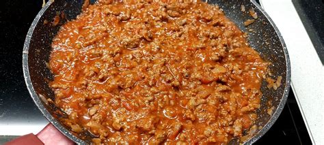 Ponev z mleto meso, ki se enakomerno zlato zapeče brez mešanja.