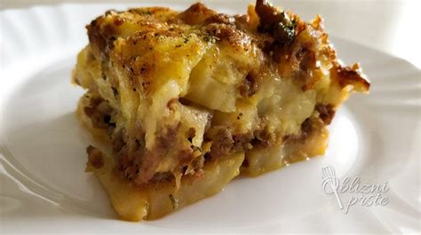 Končana, zlato zapečena krompirjeva musaka v pekaču.