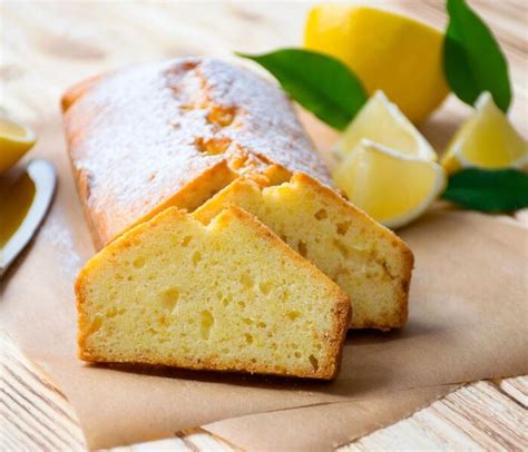 Surova masa za limonin kolač v pekaču, pripravljena za peko.