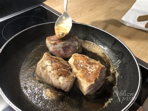 kuhar pripravlja svinjsko ribico