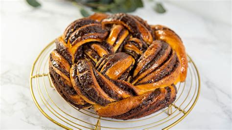 različne vrste kvašenih pekovskih izdelkov (brioš, babka, krofi)