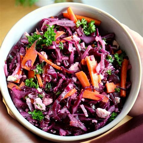 Večbarvna, sveža solata z različnimi vrstami zelenjave in sadja