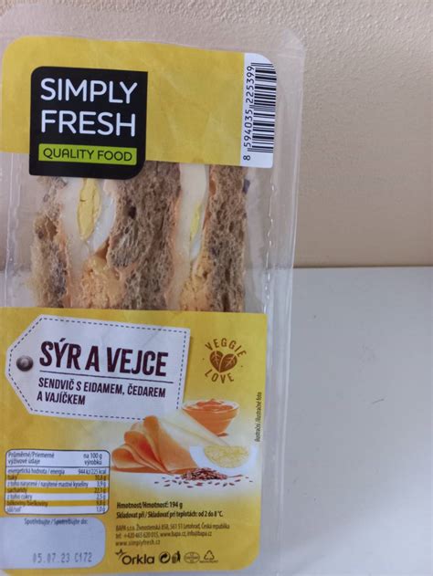 Shematski prikaz rezanja in zlaganja tortilje v trikotni sendvič