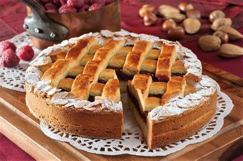 Fotografija: klasična Linška torta z ribezovo marmelado in mrežo iz testa