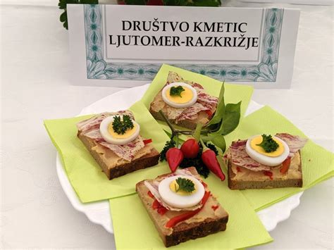 Priprava tacosa z mehiškimi sestavinami