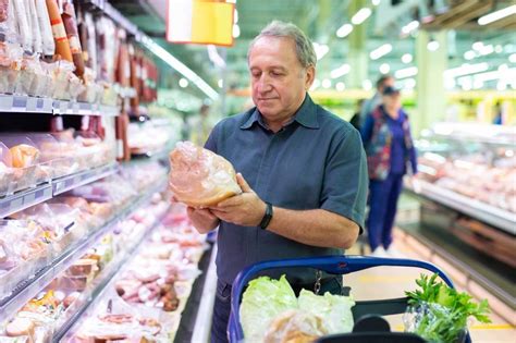 Tematska fotografija police z brezglutenskimi izdelki v supermarketu