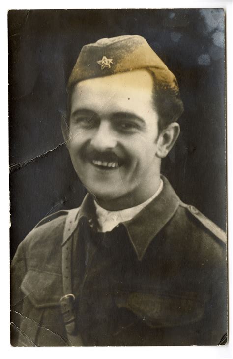 Fotografija očeta Magomeda Gadžijeva v partizanski uniformi, matere Marine Lenarčič Gadžijev in malega Eldarja