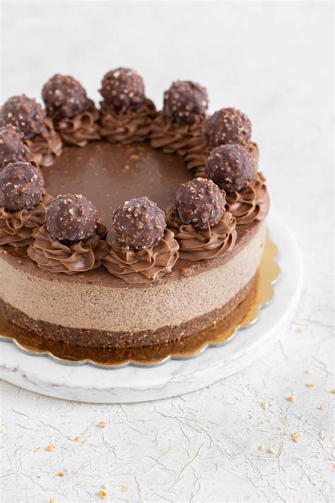 Fotografija končne Ferrero Rocher torte brez peke, okrašene