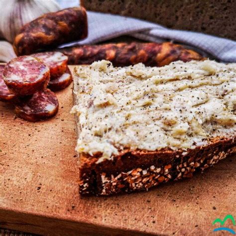 Zbirka tradicionalnih slovenskih mesnin: prleška tünka, šebreljski želodec in gorenjska zaseka