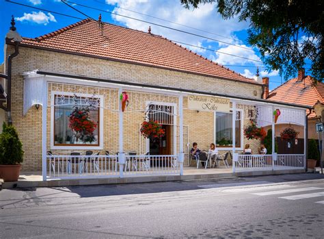 Zunanji posnetek slaščičarne Cafe Praline z gosti na terasi