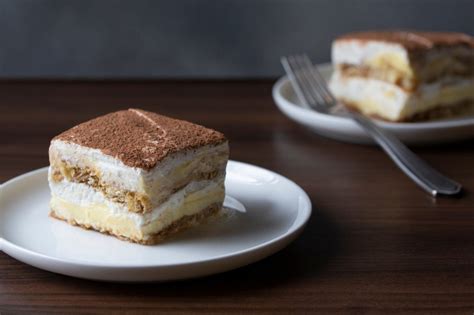 Tiramisu z banano in čokoladnim ganašem v slojih