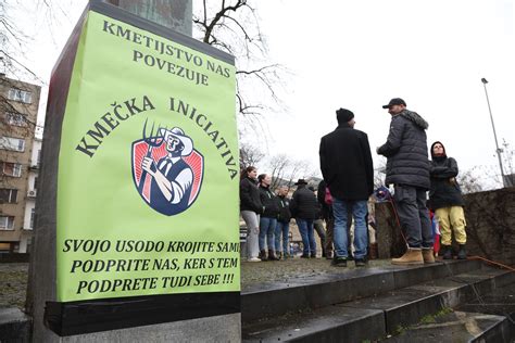 Tematska fotografija dojenčka, ki ga hranijo