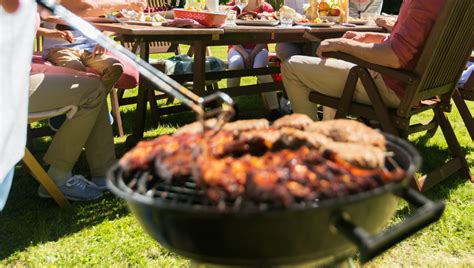 Tematska fotografija smoker žara v akciji z dimom
