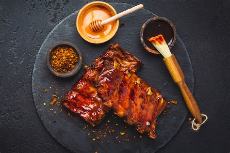 Fotografija različnih BBQ začimb in marinad