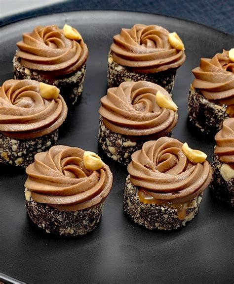 slika čokoladno kavne tortice brez peke, okrašene s čokoladnimi ostružki