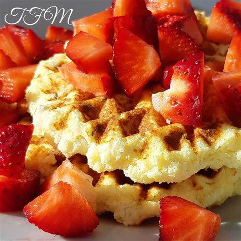 slika klasičnega tiramisua, pripravljenega v okroglem pekaču