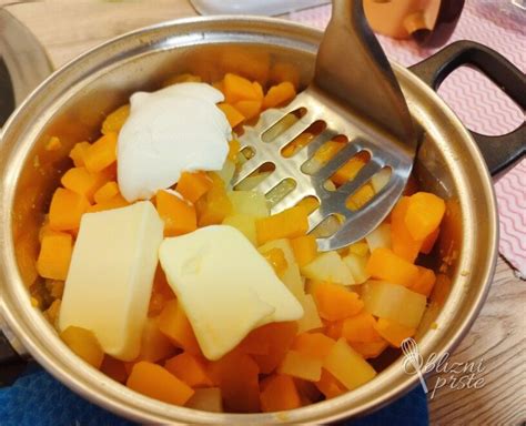 Pekač s hrustljavimi pomfritnimi palčkami iz pire krompirja v pečici