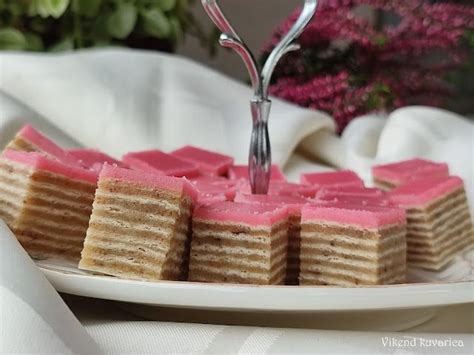 Tematska fotografija Rozen torte s plastmi in prelivom