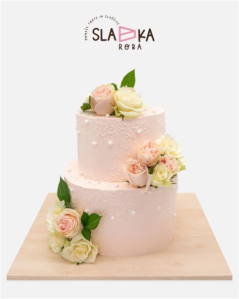 Fotografija polivanja rozen torte z roza glazuro