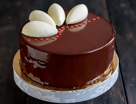 prelivanje peciva s čokoladno glazuro