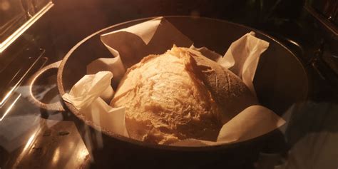 Diagram, ki prikazuje zračnost lesene posode za kruh in vpliv na svežino