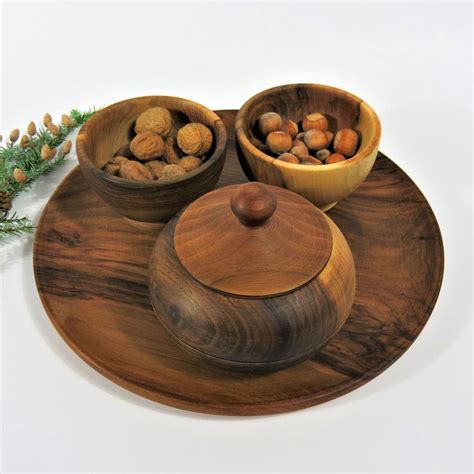 Primeri dekoriranih lesenih posod za kruh