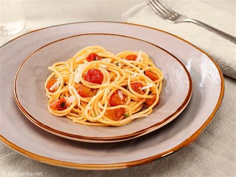 Špageti z bogato paradižnikovo omako, baziliko in parmezanom