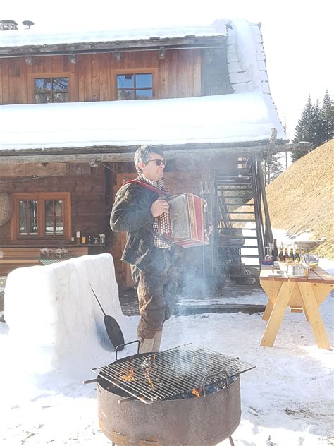 Fotografija kotla nad ognjem z golaževo juho