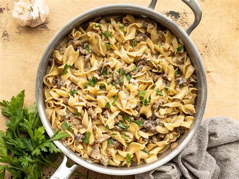Tematska fotografija: Goveji Stroganoff v ponvi