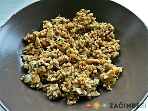 Ilustracija jedi ajdova kaša s piščancem in sezamom