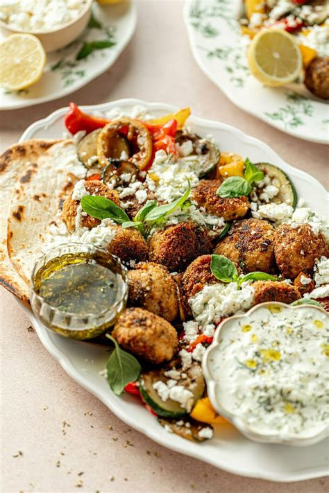 Fotografija sveže pripravljenih falaflov s tahini omako in svežo zelenjavo