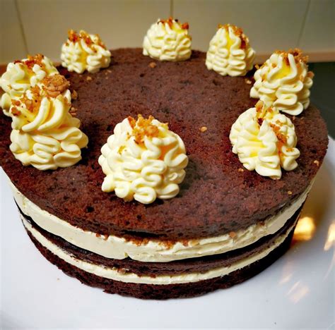 Fotografija čokoladne torte z lešnikovim krokantom