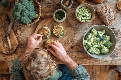 Tematska fotografija veganskega fižolovega burgerja s svežimi nadevi