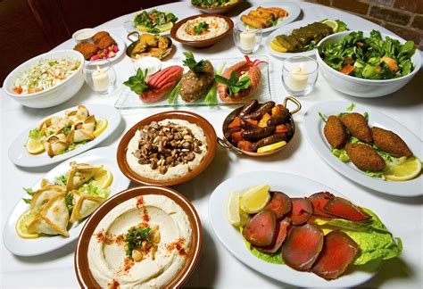 Foto: Različne libanonske mezze na mizi