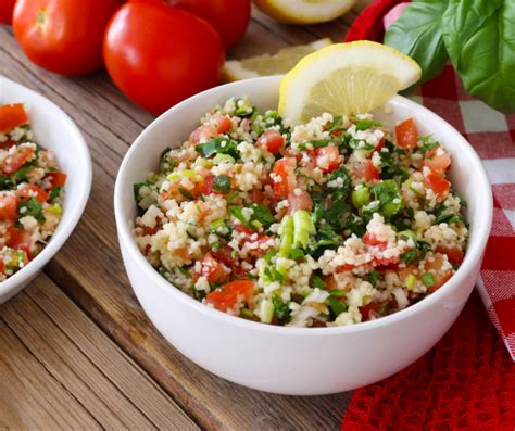 Foto: Pripravljen tabbouleh s svežim peteršiljem in paradižnikom