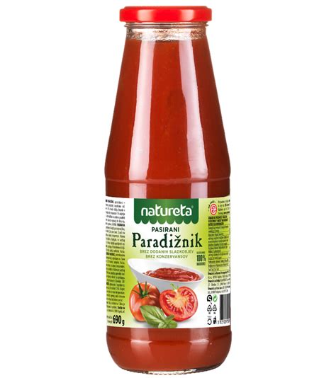 Sestavine za paradižnikovo omako: pasiran paradižnik, sveža zelišča, česen in oljčno olje.