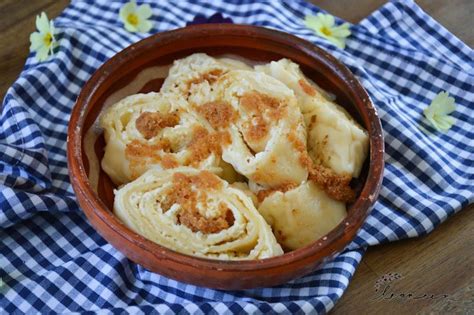 Slani skutni štruklji z margarino postreženi kot predjed z vinom