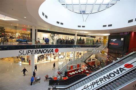 Fotografija vhoda v nakupovalno središče Supernova Rudnik z označbo Čokoladni Atelje Dobnik