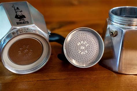 Infographic of the Bialetti Moka pot parts and their function.