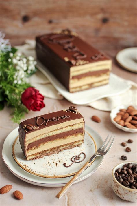 Sestavljena torta Opera z značilnimi plastmi biskvita in kreme