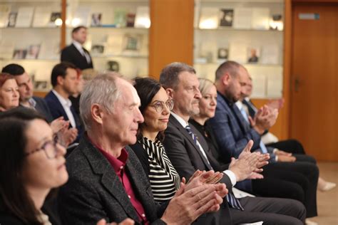 Shema: prikaz dvofaznega delovanja pecilnega praška (stik z vlago in reakcija pri toploti)