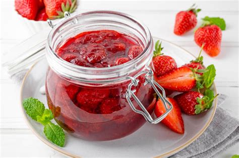 Tematska fotografija: kozarček domače grozdne marmelade in sveže grozdje
