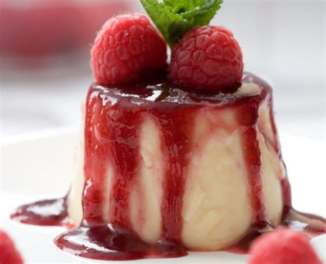 panna cotta z malinovim prelivom