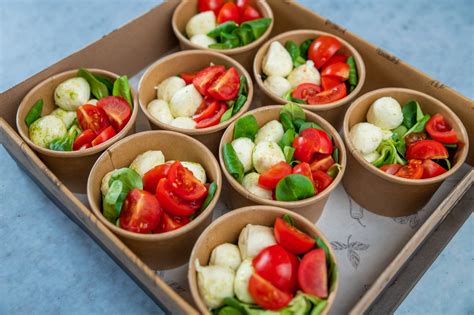 Klasična solata Caprese z bivoljo mocarelo in svežo baziliko