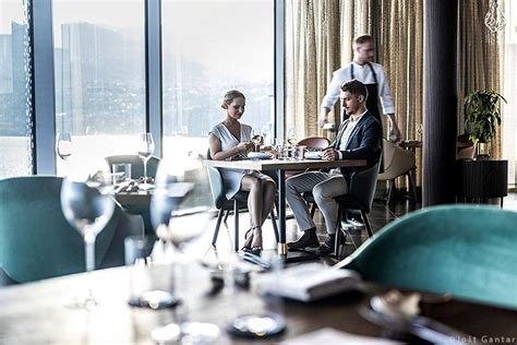 Tematska fotografija sodobne slovenske restavracije z elegantno postavitvijo mize