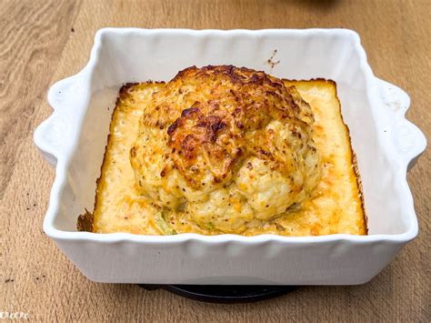 Gratinirana cvetača s sirom, pripravljena v pekaču