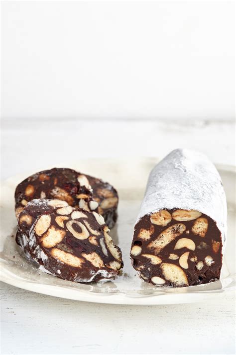 Ilustracija postopka zvijanja čokoladne salame