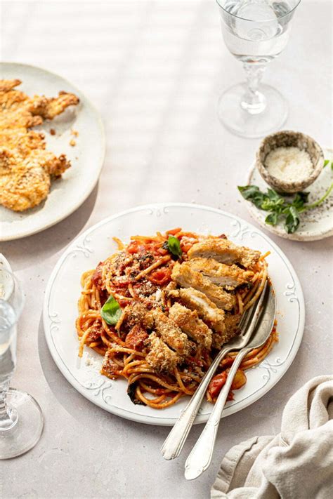 Fotografija servirane rižote z blitvo, piščancem in parmezanom