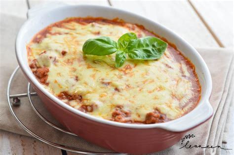 Fotografija zapečenih skutnih njokov z bolonjsko omako in sirom