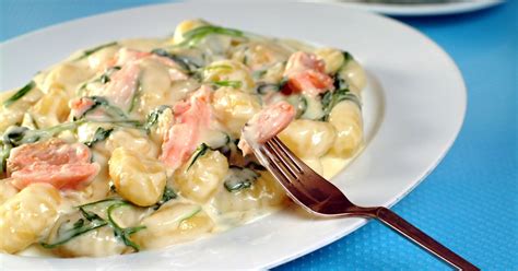 Fotografija njokov v kremni omaki z lososom